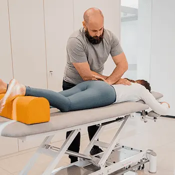 Physiotherapeut bei der Anwendung