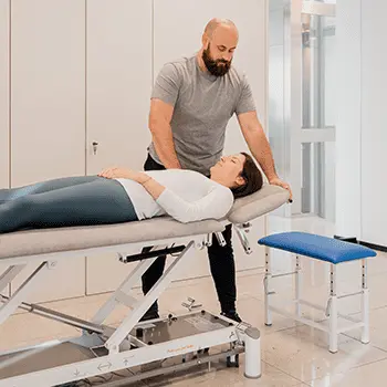 Physiotherapeut bei der Anwendung