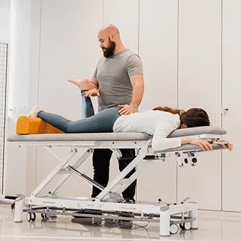 Physiotherapeut bei der Anwendung