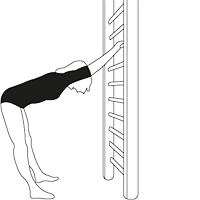 Dehnen an der Sprossenwand