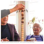 Abbildung zeigt Loggos Holz-Baustein-Set L aus Buchenholz und Nussbaum