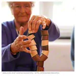 Abbildung zeigt Loggos Erweiterungsset Y-Steine aus Buchenholz und Nussbaum