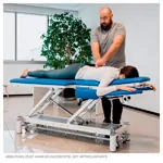 Abbildung zeigt Therapieliege Smart ST5 mit Radhebesystem und Rundumschaltung