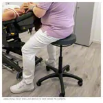 Abbildung zeigt Drehhocker Standard mit Komfort-Polster und Rollen