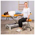 Abbildung zeigt Drehhocker Exklusiv mit Komfort-Polster und Rollen