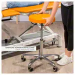 Abbildung zeigt Drehhocker Exklusiv mit Komfort-Polster und Rollen