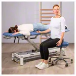 Abbildung zeigt Drehhocker Exklusiv mit Komfort-Polster und Rollen