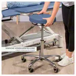 Abbildung zeigt Drehhocker Exklusiv mit Komfort-Polster und Rollen