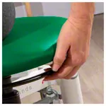 Abbildung zeigt Drehhocker Standard mit Polster und Rollen