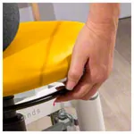 Abbildung zeigt Drehhocker Standard mit Polster und Rollen