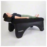Abbildung zeigt NUBIS Lite S aufblasbare Massageliege + Pumpe und Transporttasche