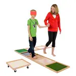 Abbildung zeigt Sinnespfad mit 8 Boxen aus Holz, LxBxH 40x40x3 cm