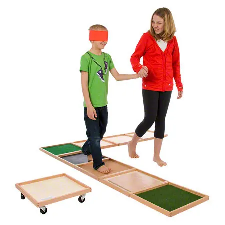 Sinnespfad mit 8 Boxen aus Holz, LxBxH 40x40x3 cm